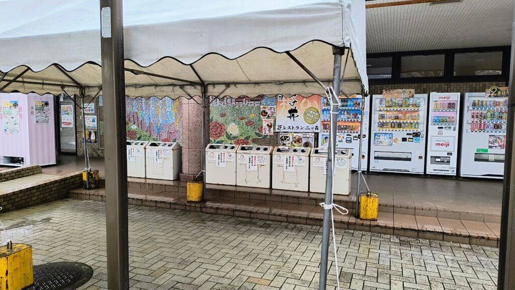 建物正面にゴミ箱があります。
