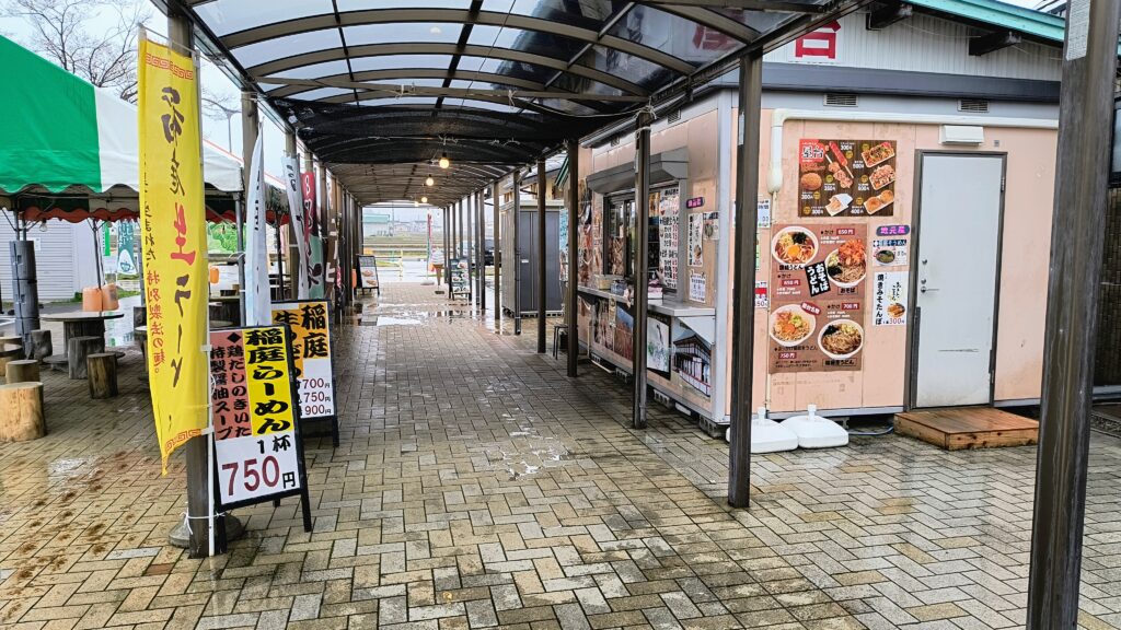 稲庭うどんなど購入したものを外のベンチで食べることができます。