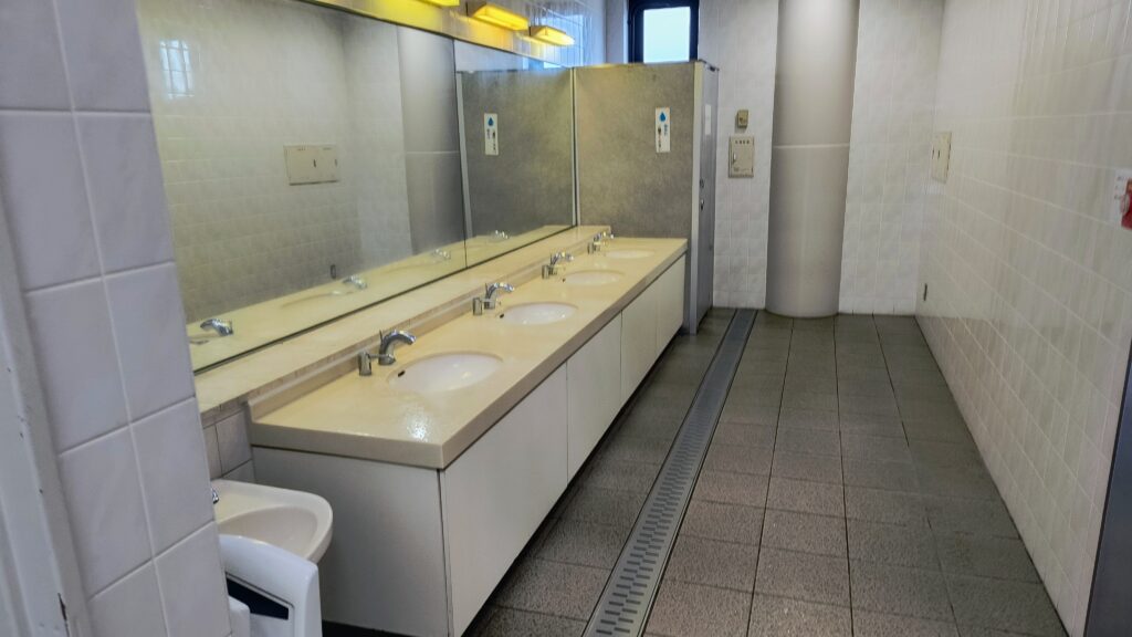 男子トイレ洗面台。お湯は出ませんでした。