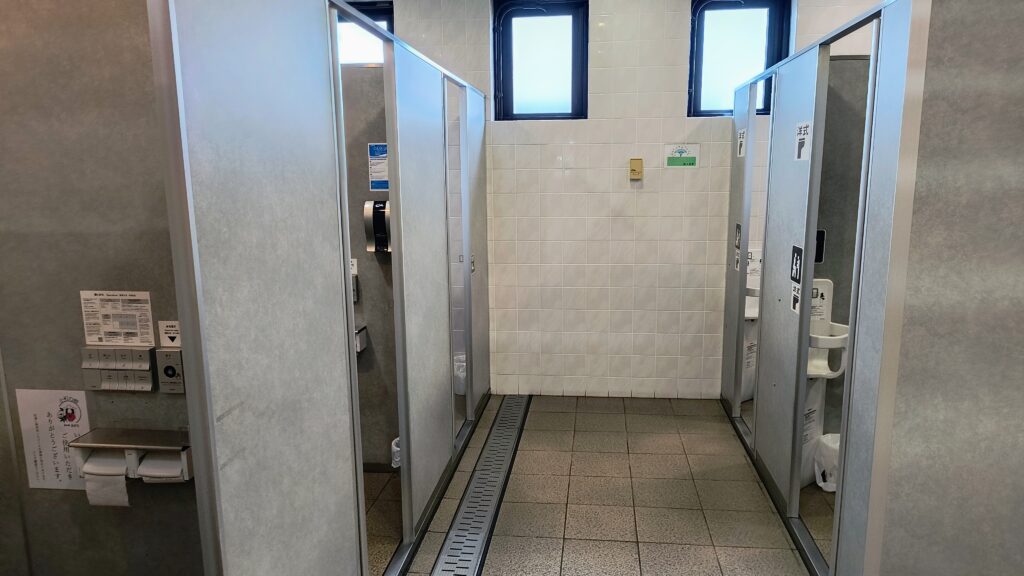 男子トイレ個室。ウォシュレットありです。