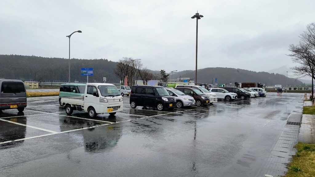 建物正面側の駐車場