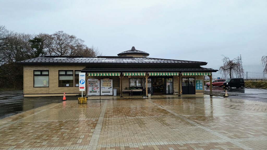 農産物直売所の建物外観。おにぎりなどの惣菜も売っていて、こちらにも駐車場があります。