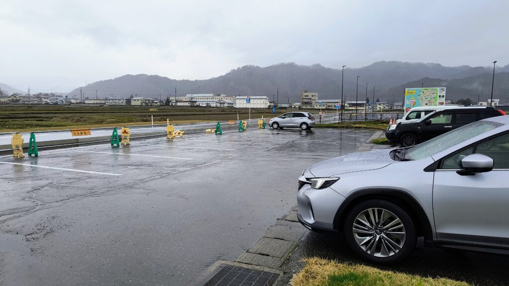 建物側面の駐車エリア