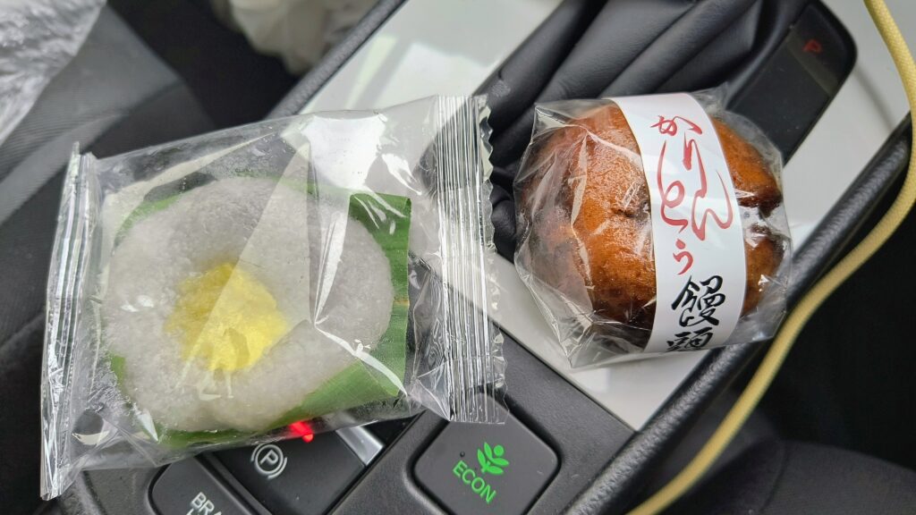 なると餅とかりんとう饅頭。バラ売りだと気軽に買えるのでありがたいです。