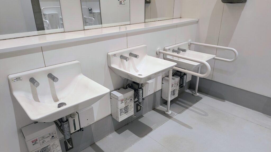 男子トイレ洗面台