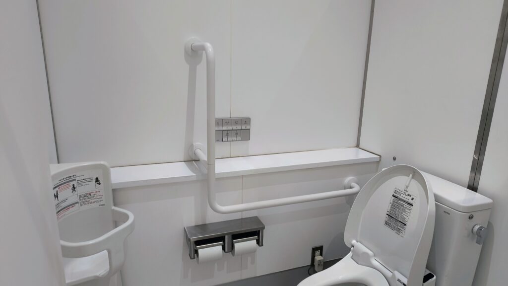 男子トイレ個室。ウォシュレット完備です。