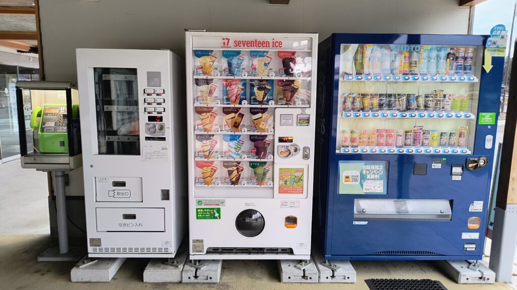 アイスの自動販売機などもありますが、外にゴミ箱はないです。