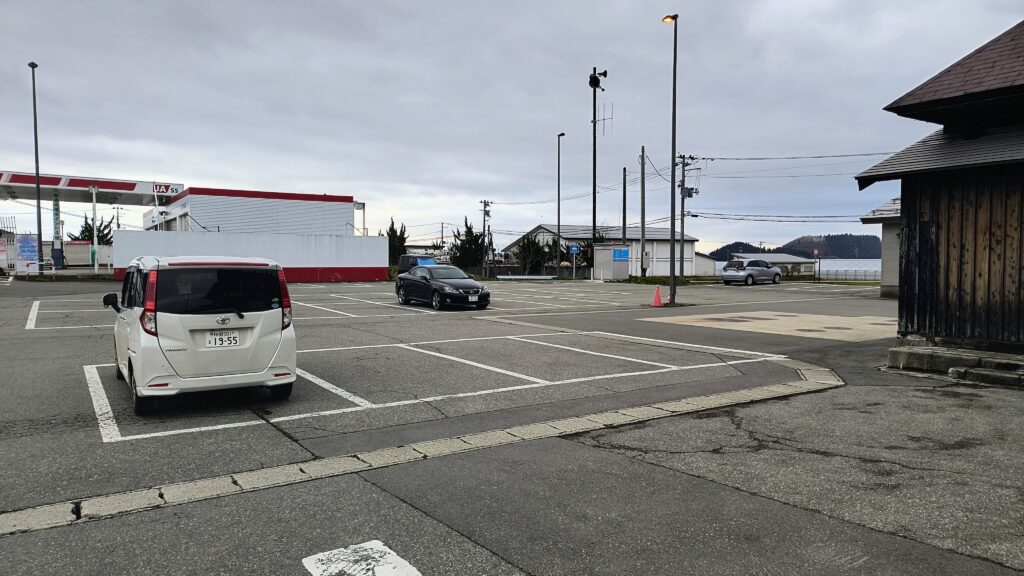 道の駅側面（ガソリンスタンド側）の駐車エリア。