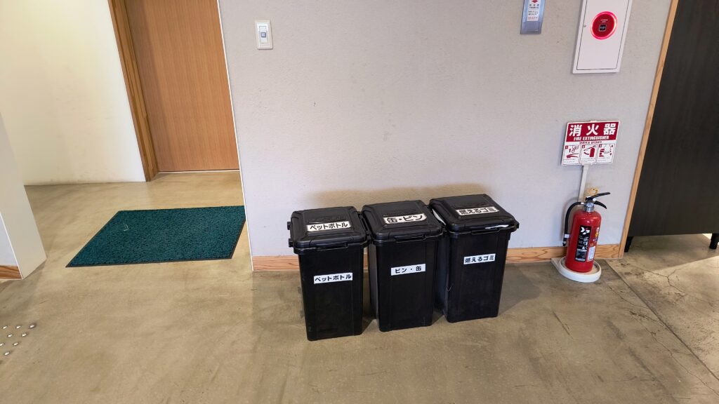 店舗内のトイレ入り口付近にもゴミ箱があります。