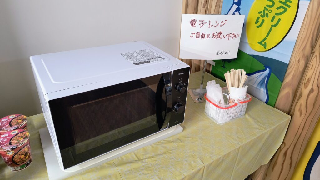 食堂の入口付近に電子レンジが置いてありました。