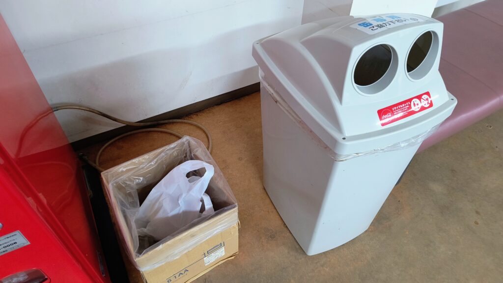 燃えるゴミと缶専用のゴミ箱。