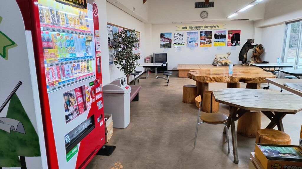 休憩スペースの自販機横にも燃えるゴミ用と缶専用のゴミ箱。