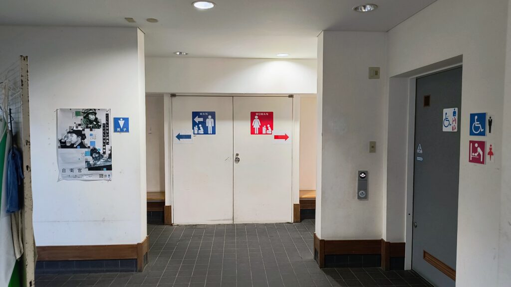 トイレ入り口。建物内にあります。