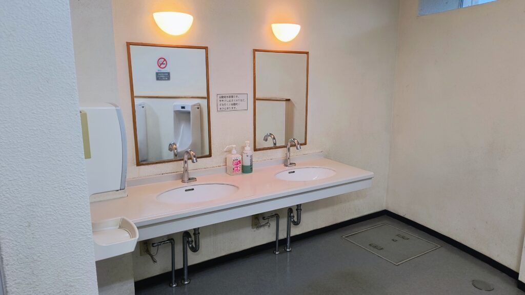 男子トイレ洗面台。石けんあり。お湯は出ませんでした。