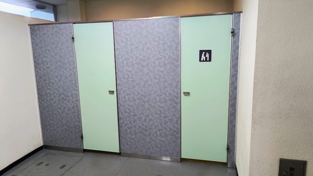 男子トイレの個室は2室