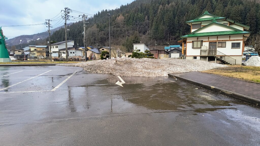 訪問時（4月上旬）はまだ雪が残っていました。