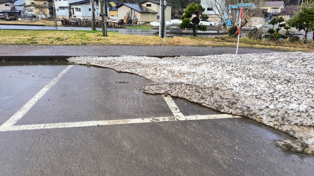 雪で塞がれた駐車スペース