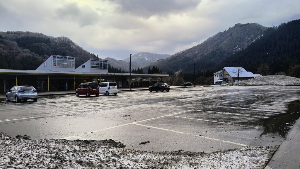 道路側（国道105号）から見た駐車場の様子。