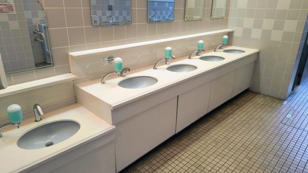 男子トイレ洗面台