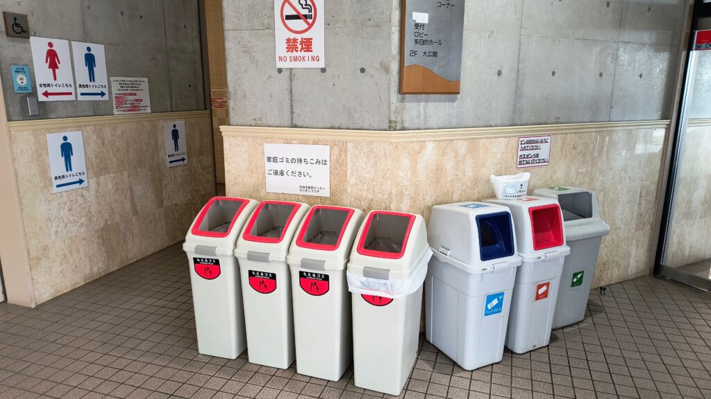 トイレ前のゴミ箱。24時間利用可能です。