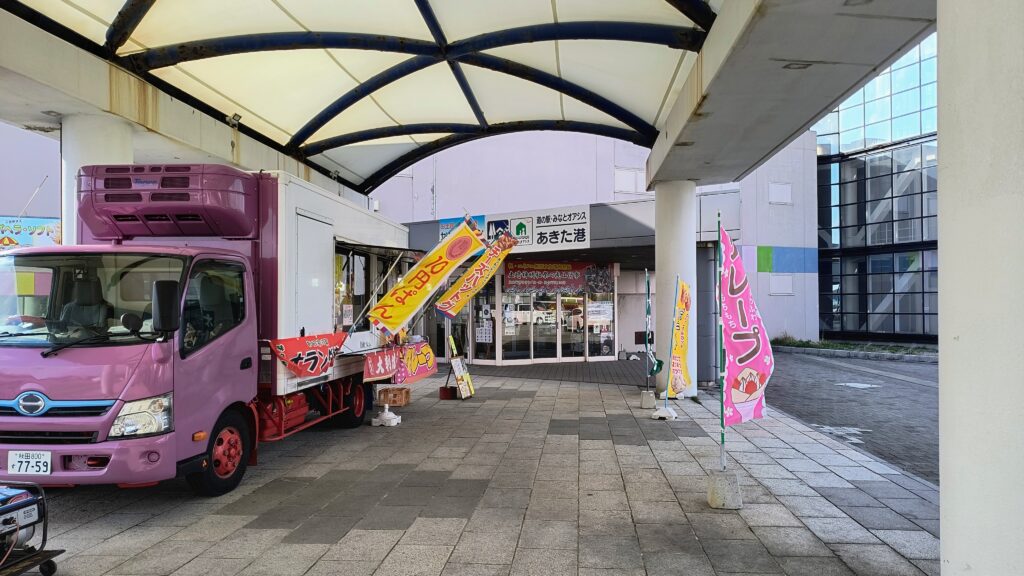 道の駅（ポートタワーセリオン）入り口。1階に売店や食堂、観光情報などが入っています。