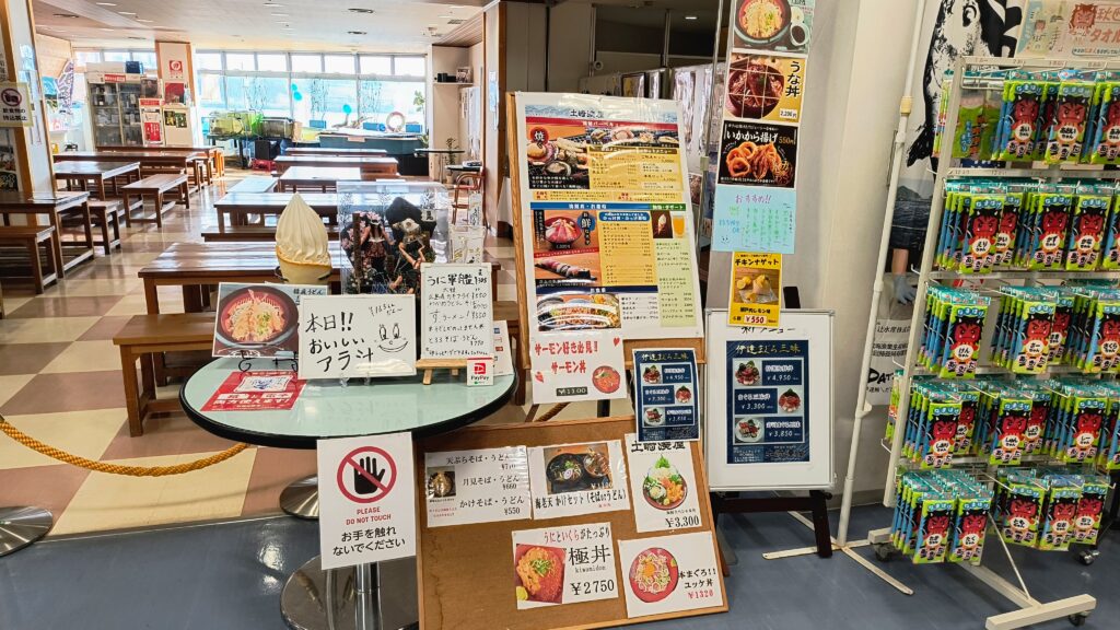 食堂のメニュー看板。港なので海鮮系のメニューが多い印象です。
