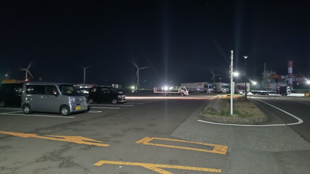 夜間の駐車場の様子