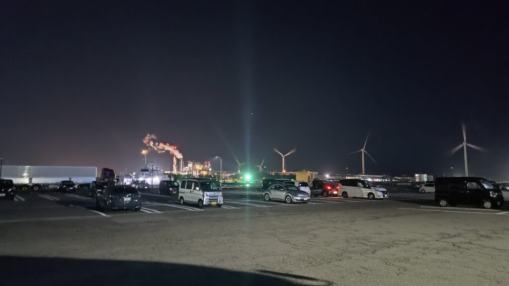 夜間の駐車場。思ったより混んでました。