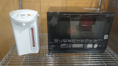 売店レジ横の袋詰めコーナー付近に電子レンジ・電気ポットが設置されている。営業時間内（8:00〜18:00）は利用可能。