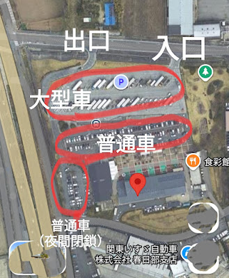 入口は右上。大型車エリアと普通車エリアが隣接している。左下の臨時駐車場は18:30に閉鎖。（Googleマップより）