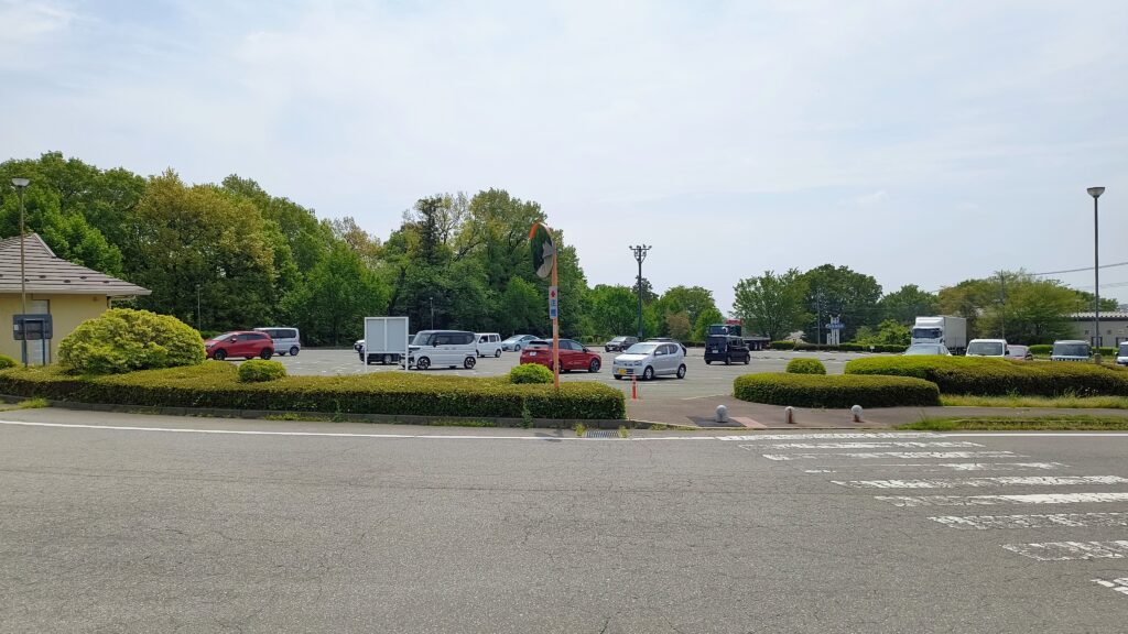 入り口を入って右手にある駐車エリア。道の駅と24時間利用可能なトイレに近いです。
