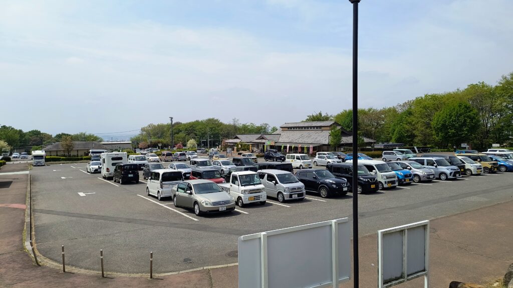 これも温泉施設正面の駐車エリア。温泉施設施設がわから撮影。平日昼間なのに混雑しています。