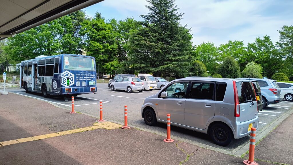 温泉施設横の駐車スペース。広くはないですが施設の真横なので空いてればこちらに停めたほうが近くていいと思います。