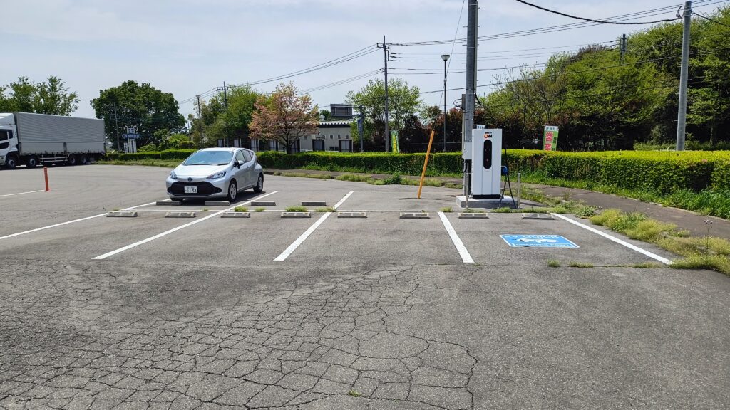 入り口に近い駐車エリアにはEV充電スペースもあります。