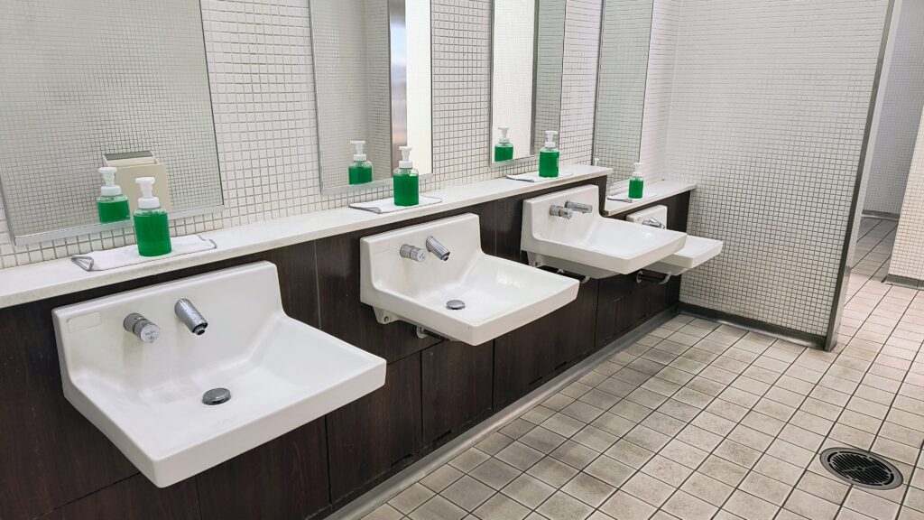 男子トイレ洗面台