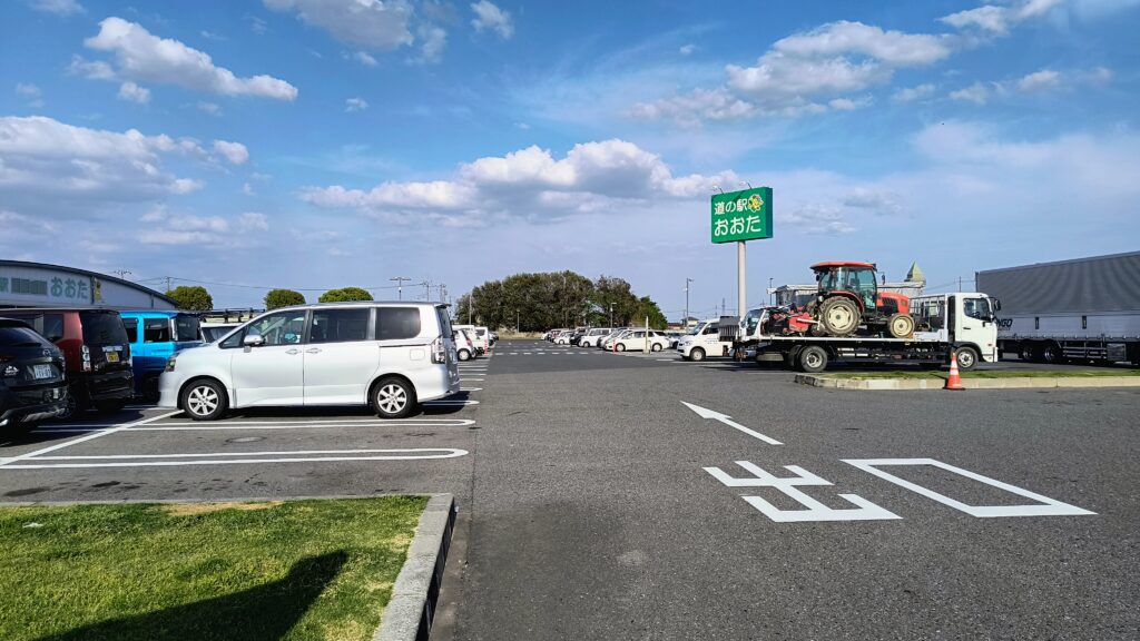 普通車の後ろに大型車エリアがあります。