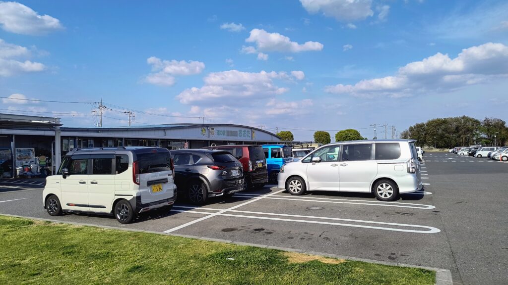 道の駅建物正面の普通車エリア