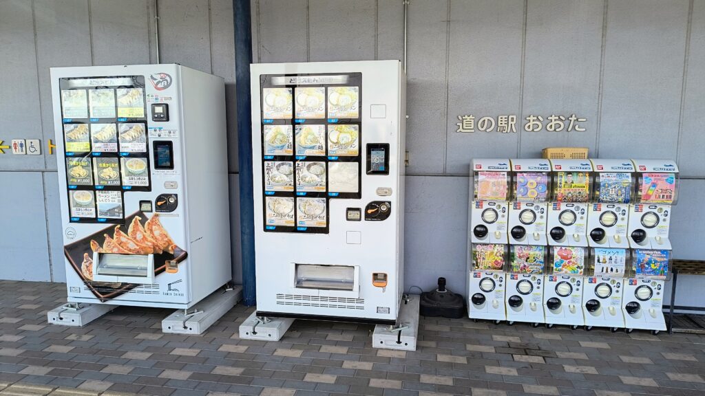 冷凍食品の自動販売機（ど冷えもん）とガチャガチャ