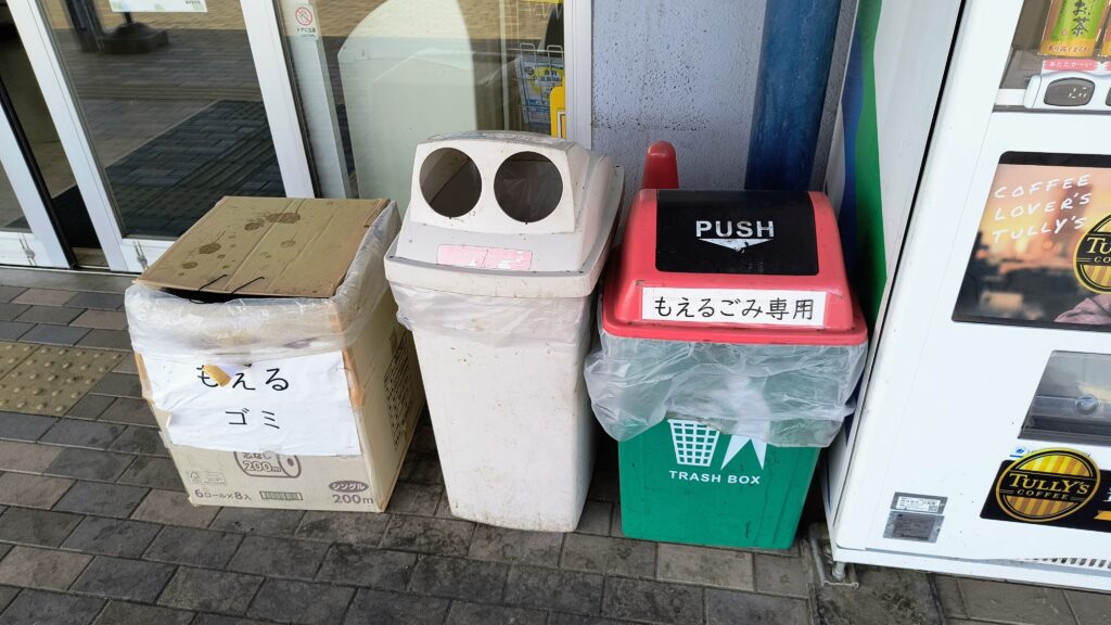 物産館入り口付近のゴミ箱。