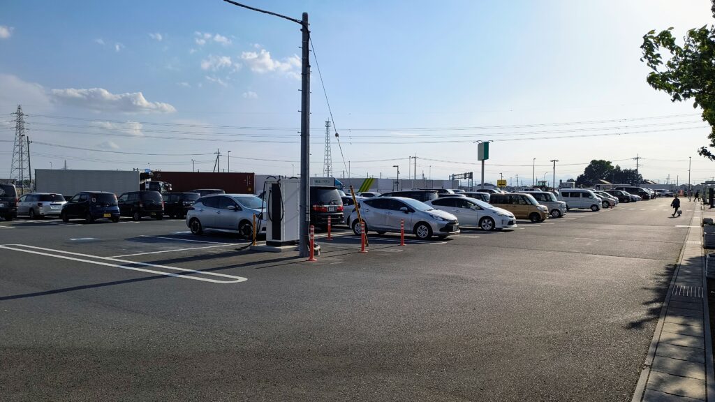 奥から見た駐車場の様子。時間問わずいつもこのくらいからそれ以上の混み具合の印象です。