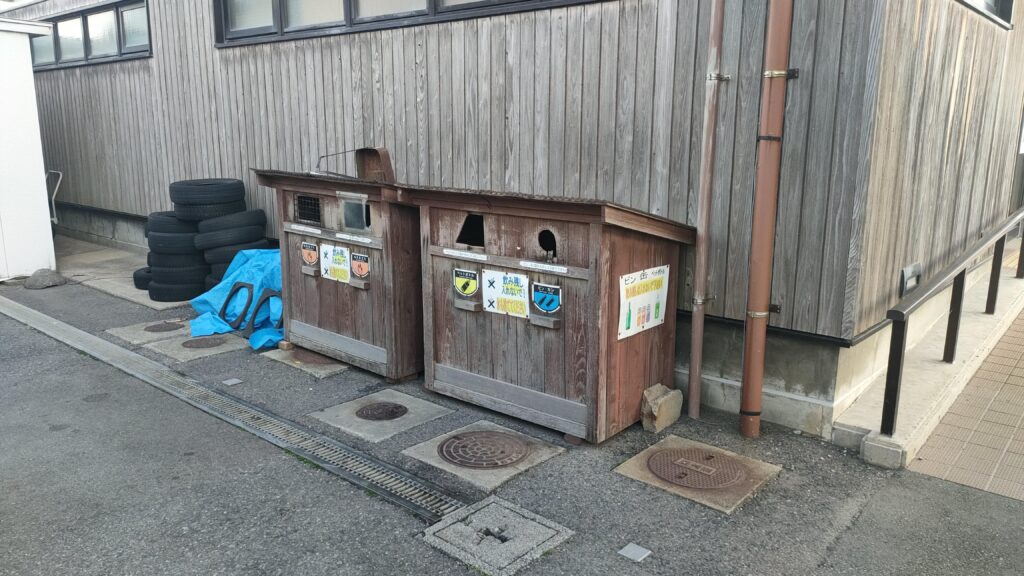 トイレの横にあるゴミ箱