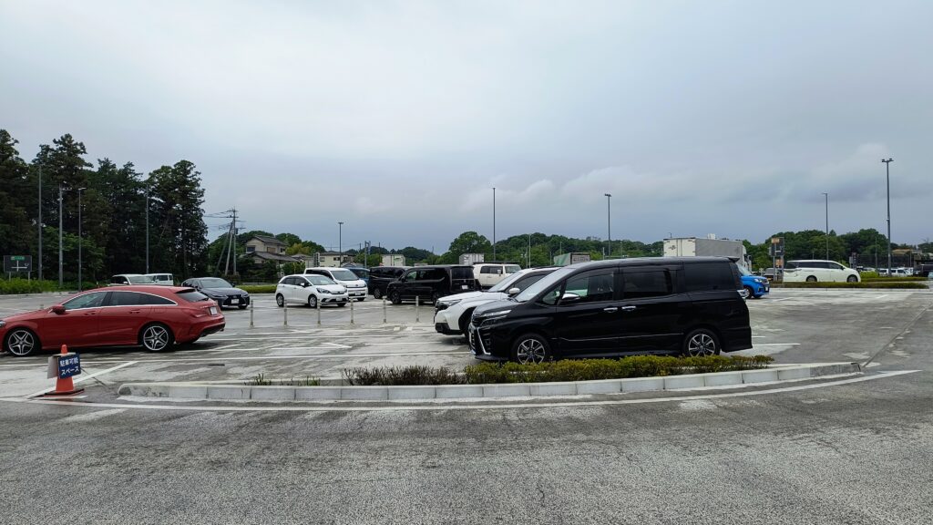 国道から離れた普通車エリアの様子