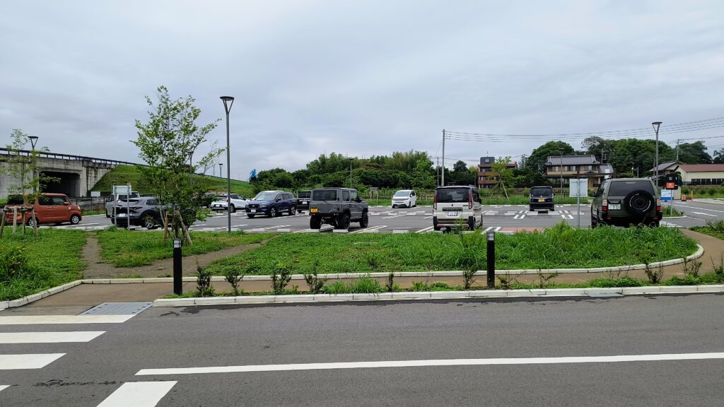 建物の裏側（北側）にある駐車エリア。