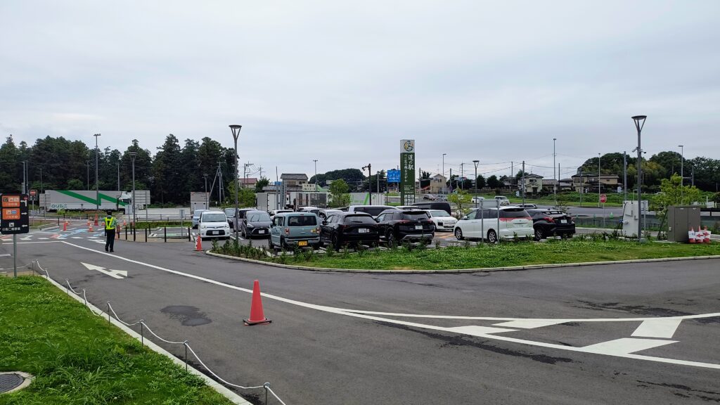 国道沿いの普通車エリア。警備員さんが立っているのが見えます。導線や誘導の関係で初見だとほとんどの人がここに停めることになるかも。