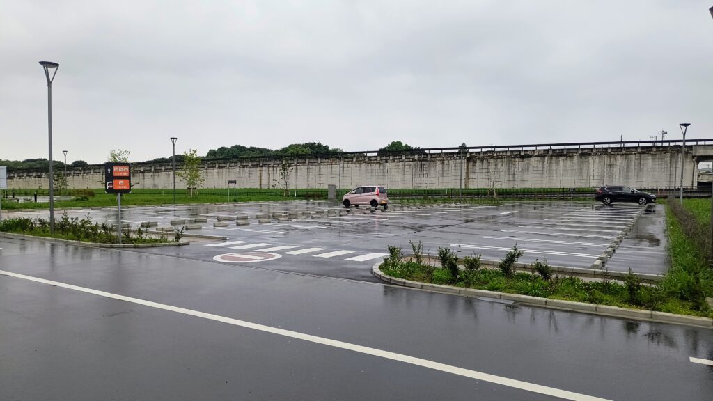 建物裏（北側）の駐車エリアの別角度。建物の正面側より空いている印象です。