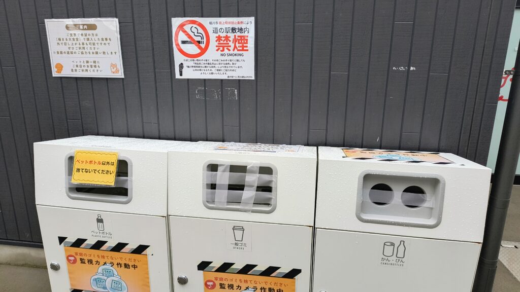 イベントスペース付近にゴミ箱がありますが、営業時間中のみ利用可能。