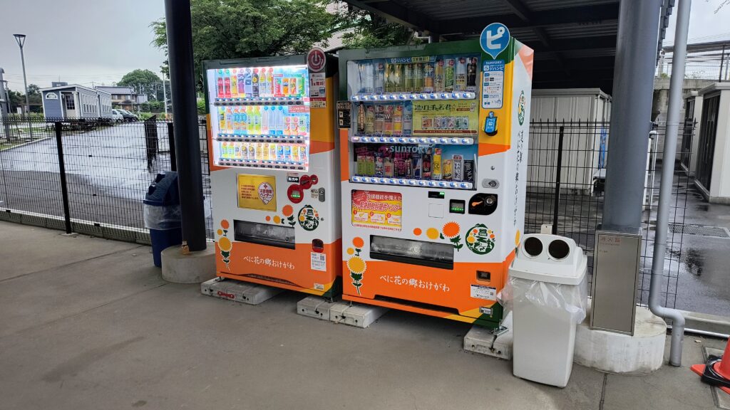 自動販売機横の缶やペットボトル用のゴミ箱は24時間利用可能です。
