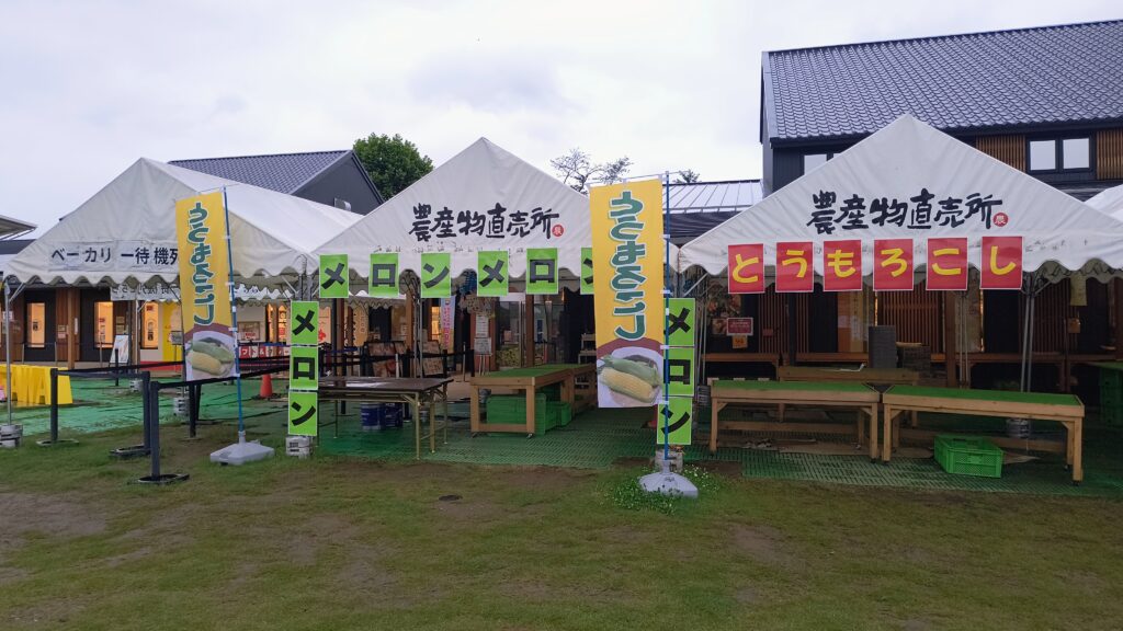 訪問時はとうもろこし祭りが開催中で、お客さんで賑わっていました（写真は閉店後に撮影）。