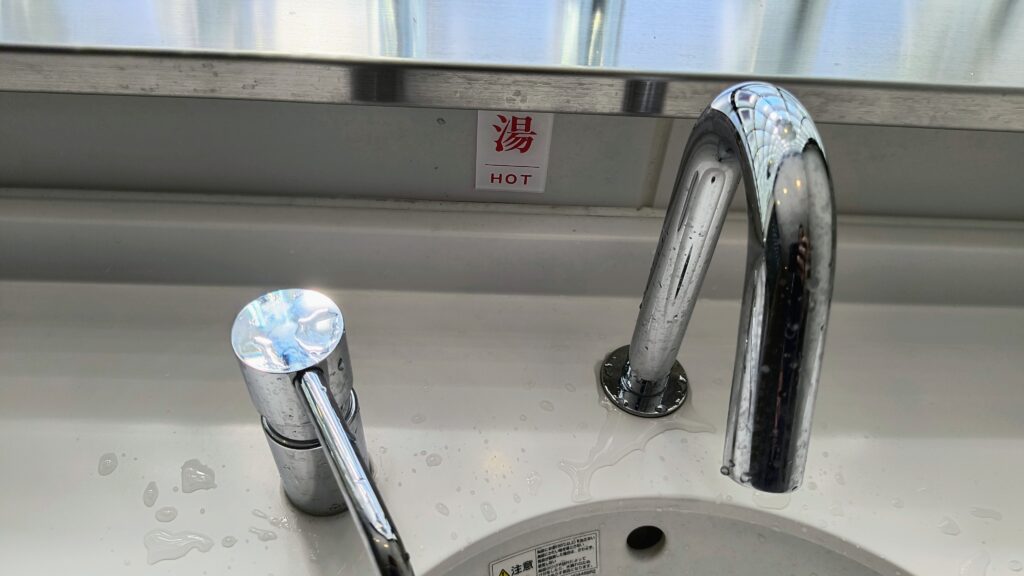 お湯が出る洗面台あり