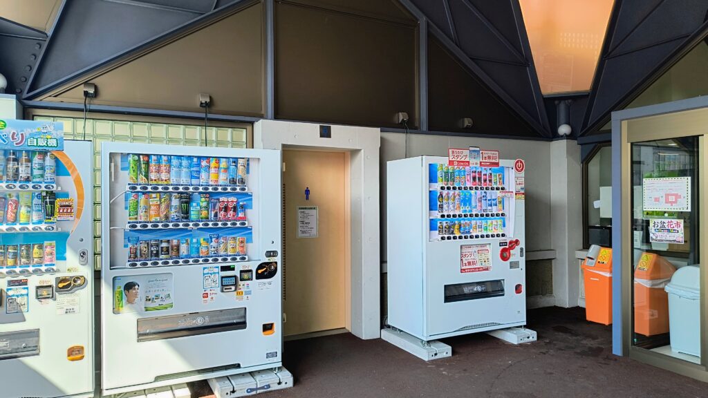 日中のみ利用可能な物産館のトイレ入り口